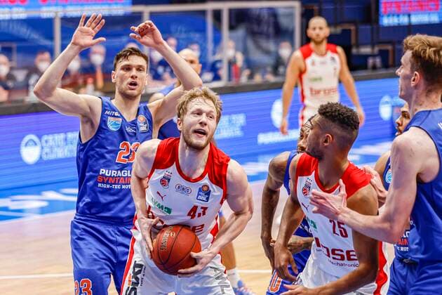Middle Christian Sengfelder Brose Bamberg, 43 left Michal Michalak Mitteldeutscher BC, 23 right Kenneth Ogbe Brose Bamberg, 25 MBC Mitteldeutscher BC Brose Bamberg, easyCredit Basketball Bundesliga, Season 2020 2021, 24 Matchday, Weißenfels, Germany, 20 03 2021, Copyright: DanielxLöb