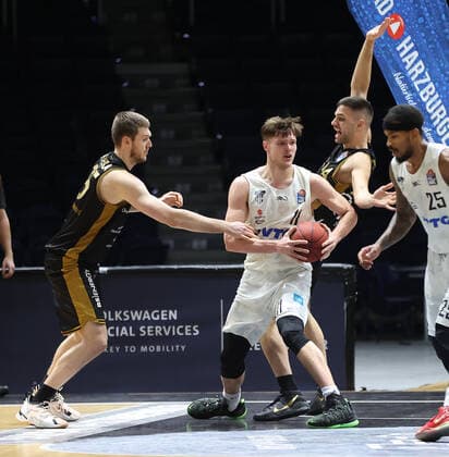 Martin Peterka Basketball Loewen Braunschweig , Maik Kotsar Hamburg Towers , Benedikt Turudic Basketball Loewen Braunschweig
