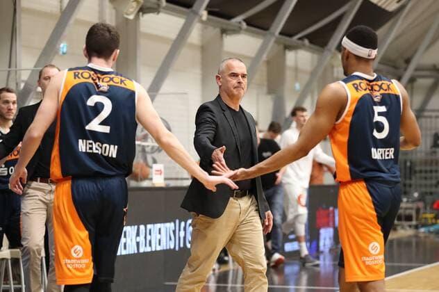 20 03 2021 Basketball Season 2019 2020 2 Bundesliga Pro A 27 Spieltag Nürnberg Falcons Basketball Club NBC Rostock Seawolves DaMa Tyler Nelson 2, Rostock Seawolves Dirk Bauermann Trainer Headcoach Coach Rostock Seawolves Chris Carter 5, Rostock Seawolves high-five.