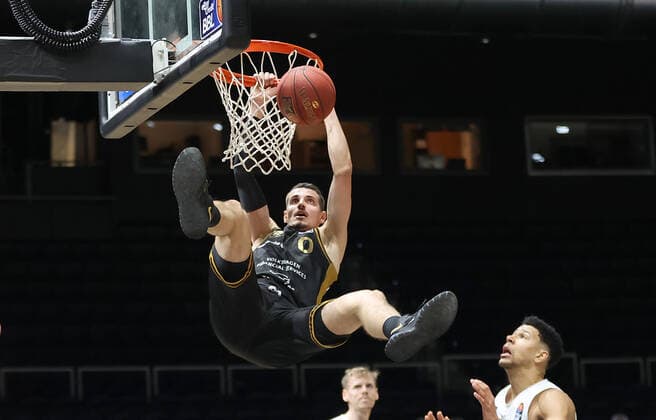 Dunking Lukas Wank Basketball Loewen Braunschweig