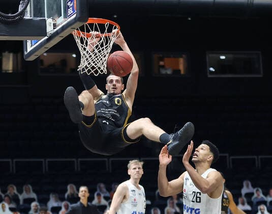 Dunking Lukas Wank Basketball Loewen Braunschweig