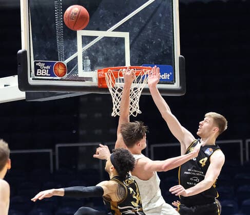 Luc van Slooten Basketball Loewen Braunschweig , Gavin Schilling Basketball Loewen Braunschweig , Maik Kotsar Hamburg Towers