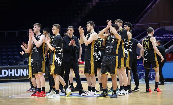 Headcoach Pete Strobl Basketball Loewen Braunschweig and team after the final whistle