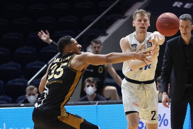 Jordan Swing Hamburg Towers , Karim Jallow Basketball Loewen Braunschweig