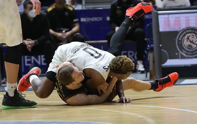 Arnas Velicka Basketball Loewen Braunschweig , TJ Shorts Hamburg Towers