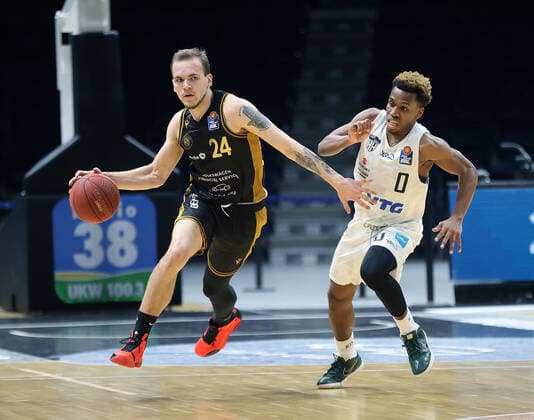 Arnas Velicka Basketball Loewen Braunschweig , TJ Shorts Hamburg Towers