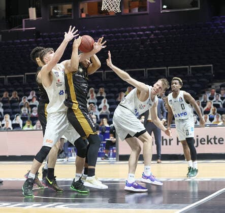 Maik Kotsar Hamburg Towers , Karim Jallow Basketball Loewen Braunschweig , Jordan Swing Hamburg Towers