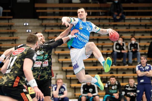 Bilder des Jahres 2021, Sport 03 März Sport Themen der Woche KW11 Sport Bilder des Tages Göppingen , LIQUI MOLY HBL , Handball Bundesliga , Frisch Auf! Göppingen vs. TSV Hannover-Burgdorf, von links: Ilija Brozovic und Fabian Böhm (Han) Nemanja Zelenovic ( Göppi ) *** Göppingen , LIQUI MOLY HBL , Handball Bundesliga , Frisch Auf Göppingen vs TSV Hannover Burgdorf, from left Ilija Brozovic and Fabian Böhm Han Nemanja Zelenovic Göppi