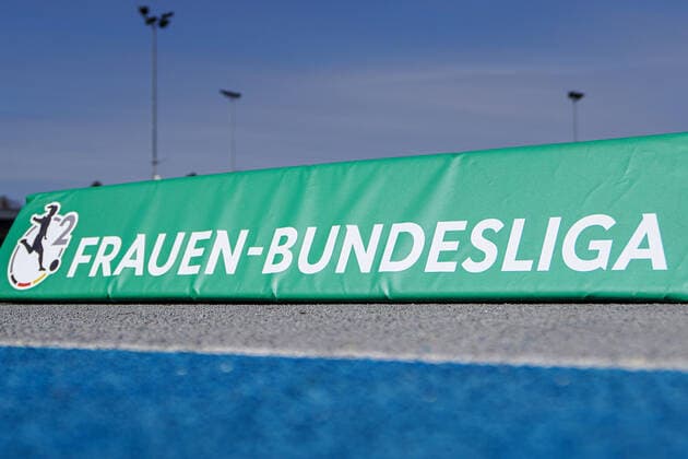A stand at the edge of the field with the inscription 2 Frauen Bundesliga, Softreiter, Bande, Softbande, Schaumstoffbande, Symbolfoto, Symbolbild, Symbol, 20 03 2021, Sinsheim Germany , Fussball, 2 Frauen Bundesliga Süd, TSG 1899 Hoffenheim II U20 FC Ingolstadt, DFB DFL REGULATIONS PROHIBIT ANY USE OF PHOTOGRAPHS AS IMAGE SEQUENCES AND OR QUASI VIDEO xozx