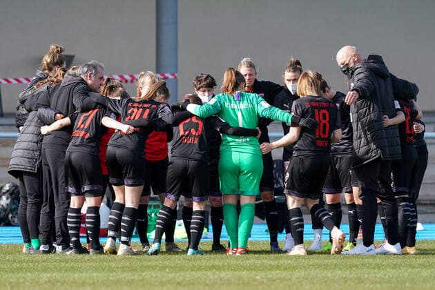 Players of FC Ingolstadt 04, swear in with a team circle before kick-off, circle, team circle, concentration, camaraderie, speech, motivation, 20 03 2021, Sinsheim Germany , Football, 2 Frauen Bundesliga Süd, TSG 1899 Hoffenheim II U20 FC Ingolstadt, DFB DFL REGULATIONS PROHIBIT ANY USE OF PHOTOGRAPHS AS IMAGE SEQUENCES AND OR QUASI VIDEO xozx