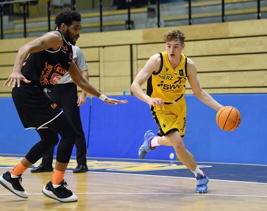 Basketball 2 Bundesliga 2020 2021 7 match day in Rottenburg at Volksbank Arena 20 03 2021 Tigers Tuebingen wiha Panthers Schwenningen Gianni Otto re, Tigers on the ball against Courtney Stockard Schwenningen.