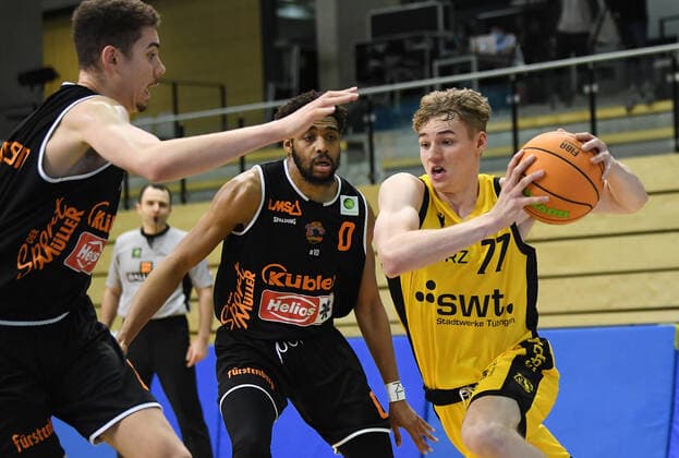 Basketball 2 Bundesliga 2020 2021 7 matchday in Rottenburg at Volksbank Arena 20 03 2021 Tigers Tuebingen wiha Panthers Schwenningen Timo Lanmueller r, Tigers on ball against Courtney Stockard centre, Schwenningen and Felix Edwardsson l, Schwenningen.