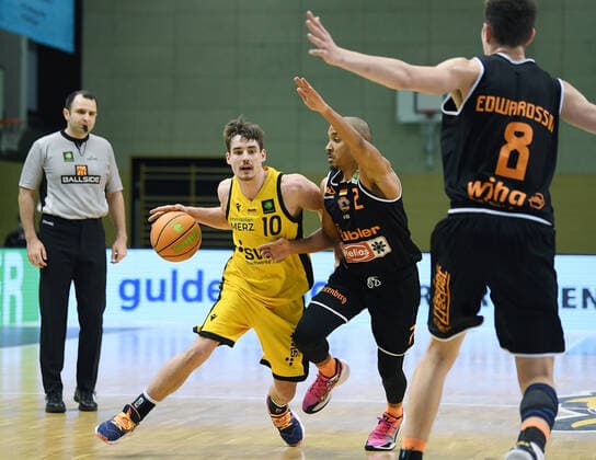 Basketball 2 Bundesliga 2020 2021 7 matchday in Rottenburg at Volksbank Arena 20 03 2021 Tigers Tuebingen wiha Panthers Schwenningen Gianni Otto li, Tigers on the ball against Chris Frazier centre, Schwenningen and Felix Edwardsson r, Schwenningen.