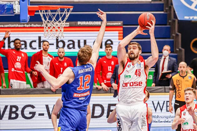 right David Kravish Brose Bamberg, 45 left Philipp Hartwich Mitteldeutscher BC, 12 MBC Mitteldeutscher BC Brose Bamberg, easyCredit Basketball Bundesliga, Saison 2020 2021, 24 Spieltag, Weißenfels, Germany, 20 03 2021, Copyright: DanielxLöb