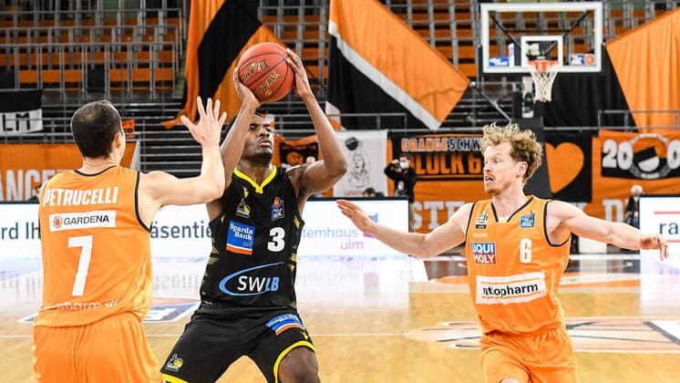 GER, BBL, ratiopharm ulm vs MHP RIESEN Ludwigsburg 20 03 2021, ratiopharm arena, Neu Ulm, GER, BBL, ratiopharm ulm vs MHP RIESEN Ludwigsburg, pictured John Petrucelli Ulm, 7 , Jaleen Smith Ludwigsburg, 3 , Per Guenther Ulm, 6 nordphotoxGmbHx xHafner nph00200