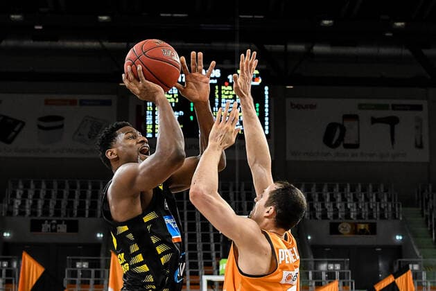 GER, BBL, ratiopharm ulm vs MHP RIESEN Ludwigsburg 20 03 2021, ratiopharm arena, Neu Ulm, GER, BBL, ratiopharm ulm vs MHP RIESEN Ludwigsburg, pictured Yorman Polas Bartolo Ludwigsburg, 13 , John Petrucelli Ulm, 7 nordphotoxGmbHx xHafner nph00200
