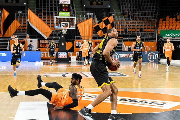 GER, BBL, ratiopharm ulm vs MHP RIESEN Ludwigsburg 20 03 2021, ratiopharm arena, Neu Ulm, GER, BBL, ratiopharm ulm vs MHP RIESEN Ludwigsburg, pictured Aric Holman Ulm, 35 is tripped, Tremmell Darden Ludwigsburg, 21 nordphotoxGmbHx xHafner nph00200