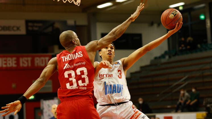 20 03 2021, Basketball, BBL 2020 2021, 24 Matchday, JobStairs GIESSEN 46ers s Oliver Wuerzburg, GER, Giessen, Sporthalle Giessen Ost, picture from left Brandon Thomas GIESSEN 46ers, 33 and Tyson Ward s Oliver Wuerzburg. Copyright: HMBxMedia xHeikoxBecker