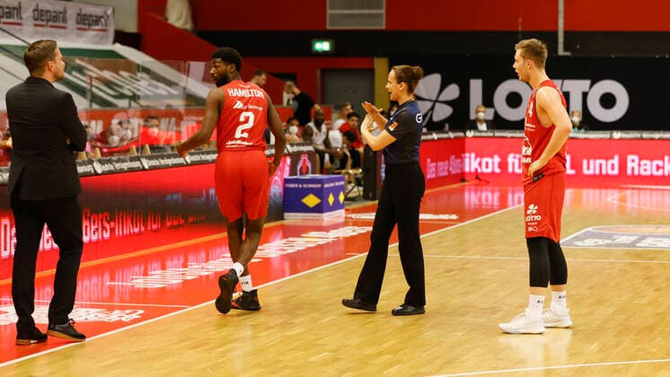 20 03 2021, Basketball, BBL 2020 2021, 24 matchday, JobStairs GIESSEN 46ers s Oliver Wuerzburg, GER, Giessen, Sporthalle Giessen Ost, Picture Referee Anne Panther 2 v r sends Isaac Brandon Hamilton JobStairs GIESSEN 46ers 2 v l to the dressing room after an unsportsmanlike foul and a technical foul, Head Coach Rolf Scholz JobStairs GIESSEN 46ers l and Bjarne Kraushaar JobStairs GIESSEN 46ers r. Copyright: HMBxMedia xHeikoxBecker