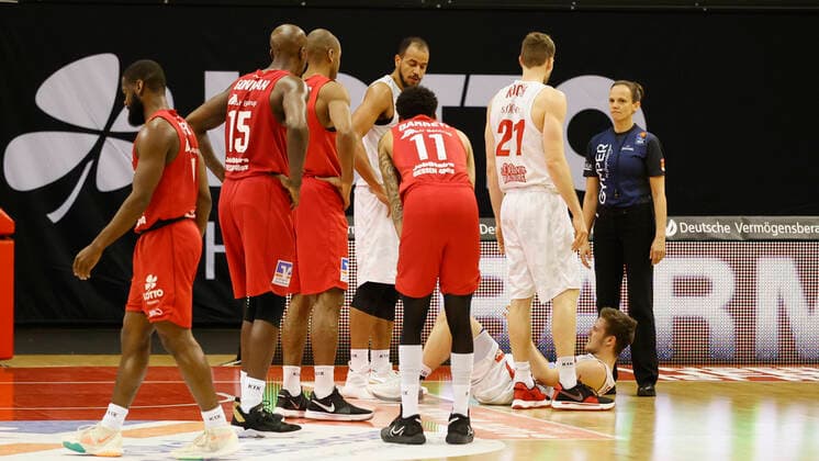 20 03 2021, Basketball, BBL 2020 2021, 24 Matchday, JobStairs GIESSEN 46ers s Oliver Wuerzburg, GER, Giessen, Sporthalle Giessen Ost, Picture Nils Hassfurther s Oliver Wuerzburg injured on the floor. Copyright: HMBxMedia xHeikoxBecker