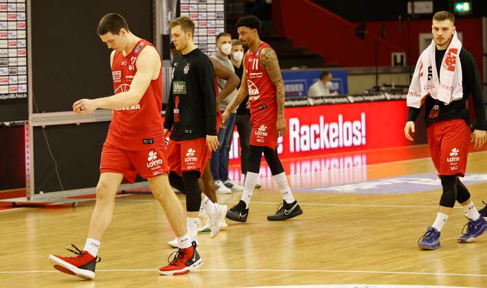 20 03 2021, Basketball, BBL 2020 2021, 24 Matchday, JobStairs GIESSEN 46ers s Oliver Wuerzburg, GER, Giessen, Sporthalle Giessen Ost, Picture The 46ers leave the hall with their heads down. Copyright: HMBxMedia xHeikoxBecker