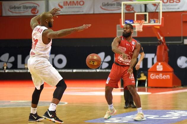 v l , Murphy Holloway Wuerzburg 31 , Jonathan Stark Giessen 1 GER, Basketball BBL 1 Liga, Giessen vs Wuerzburg, 20 03 2021 Giessen Copyright: xEibnerxPressefotox xRalphxLehmbergx