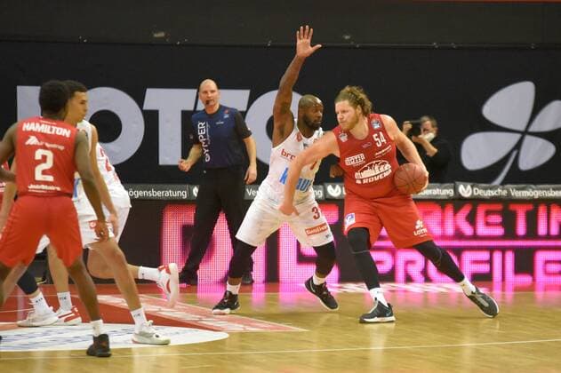 v l , Murphy Holloway Wuerzburg 33 John Bryant Giessen 54 GER, Basketball BBL 1 Liga, Giessen vs Wuerzburg, 20 03 2021 Giessen Copyright: xEibnerxPressefotox xRalphxLehmbergx