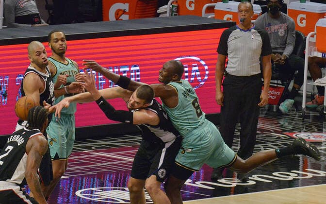 Charlotte Hornets center Bismack Biyombo and Los Angeles Clippers center Ivica Zubac chase the loose ball during the second half at Staples Center in Los Angeles on Saturday, March 20, 2021. The Clippers defeated the Hornets 125-98.  LAP2021032041 LOSxANGELES
