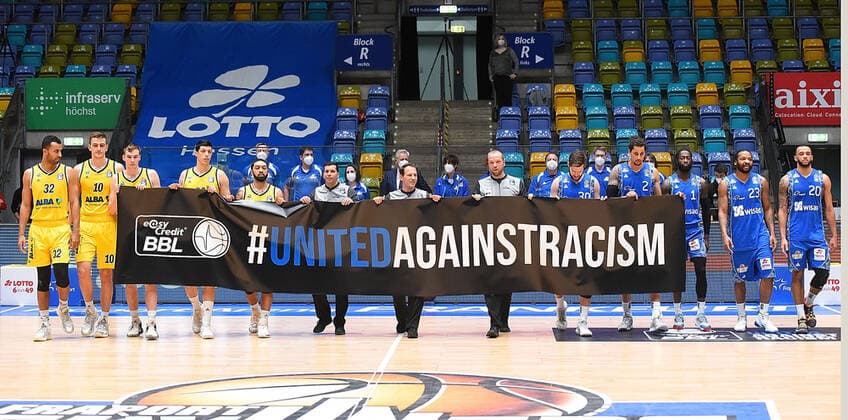 21 03 2021, xhbx, Basketball BBL Bundesliga, Frankfurt Skyliners Alba Berlin emspor, v l team, Team Alba Berlin, players, Team of Frankfurt Skyliners, Action Day against Racism DFL DFB REGULATES PROHIBIT ANY USE OF PHOTOGRAPHS as IMAGE SEQUENCES and or QUASI VIDEO Frankfurt am Main