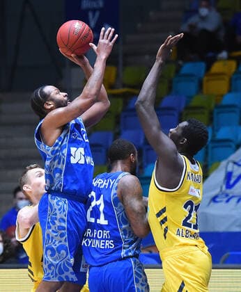 21 03 2021, xhbx, Basketball BBL Bundesliga, Frankfurt Skyliners Alba Berlin emspor, v l Quantez Robertson Fraport Skyliners Frankfurt , Kamari Murphy Fraport Skyliners Frankfurt , Christ Koumadje Alba Berlin DFL DFB REGULATIONS PROHIBIT ANY USE OF PHOTOGRAPHS as IMAGE SEQUENCES and or QUASI VIDEO Frankfurt am Main