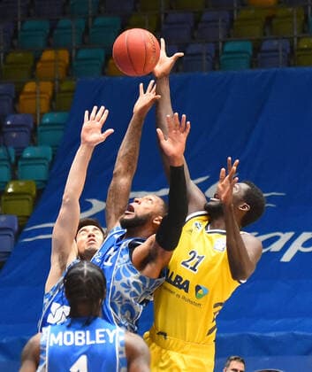 21 03 2021, xhbx, Basketball BBL Bundesliga, Frankfurt Skyliners Alba Berlin emspor, v l Kamari Murphy Fraport Skyliners Frankfurt , , Christ Koumadje Alba Berlin DFL DFB REGULATIONS PROHIBIT ANY USE OF PHOTOGRAPHS as IMAGE SEQUENCES and or QUASI VIDEO Frankfurt am Main