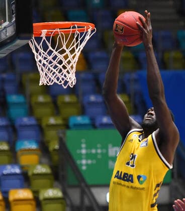 21 03 2021, xhbx, Basketball BBL Bundesliga, Frankfurt Skyliners Alba Berlin emspor, v l Christ Koumadje Alba Berlin DFL DFB REGULATIONS PROHIBIT ANY USE OF PHOTOGRAPHS as IMAGE SEQUENCES and or QUASI VIDEO Frankfurt am Main