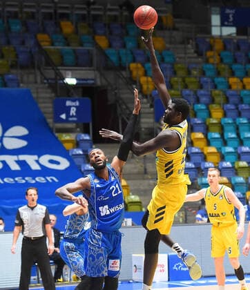 21 03 2021, xhbx, Basketball BBL Bundesliga, Frankfurt Skyliners Alba Berlin emspor, v l Kamari Murphy Fraport Skyliners Frankfurt , Christ Koumadje Alba Berlin DFL DFB REGULATIONS PROHIBIT ANY USE OF PHOTOGRAPHS as IMAGE SEQUENCES and or QUASI VIDEO Frankfurt am Main