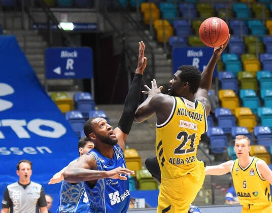 21 03 2021, xhbx, Basketball BBL Bundesliga, Frankfurt Skyliners Alba Berlin emspor, v l Kamari Murphy Fraport Skyliners Frankfurt , Christ Koumadje Alba Berlin DFL DFB REGULATIONS PROHIBIT ANY USE OF PHOTOGRAPHS as IMAGE SEQUENCES and or QUASI VIDEO Frankfurt am Main