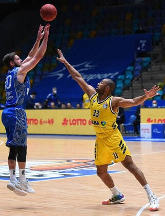 21 03 2021, xhbx, Basketball BBL Bundesliga, Frankfurt Skyliners Alba Berlin emspor, v l Jon Axel Gudmundsson Fraport Skyliners Frankfurt , Jayson Granger Alba Berlin DFL DFB REGULATIONS PROHIBIT ANY USE OF PHOTOGRAPHS as IMAGE SEQUENCES and or QUASI VIDEO Frankfurt am Main