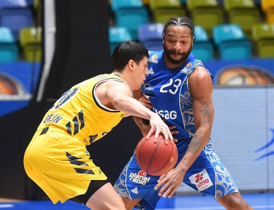 21 03 2021, xhbx, Basketball BBL Bundesliga, Frankfurt Skyliners Alba Berlin emspor, v l Simone Fontecchio Alba Berlin , Quantez Robertson Fraport Skyliners Frankfurt DFL DFB REGULATIONS PROHIBIT ANY USE OF PHOTOGRAPHS as IMAGE SEQUENCES and or QUASI VIDEO Frankfurt am Main
