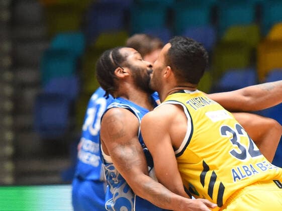 21 03 2021, xhbx, Basketball BBL Bundesliga, Frankfurt Skyliners Alba Berlin emspor, v l Quantez Robertson Fraport Skyliners Frankfurt , Johannes Thiemann Alba Berlin DFL DFB REGULATIONS PROHIBIT ANY USE OF PHOTOGRAPHS as IMAGE SEQUENCES and or QUASI VIDEO Frankfurt am Main