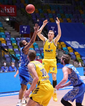 Fraport Skyliners Alba Berlin, easyCredit BBL Niels Giffey Alba Berlin, 5 passes to Tim Schneider Alba Berlin, 10 , pastQuantez Robertson Fraport Skyliners, 23 Basketball match of the easyCredit BBL between the Fraport Skyliners and Alba Berlin on 21 March 2021 at the Fraport Arena in Frankfurt am Main , Frankfurt am Main Hesse Germany Fraport Arena
