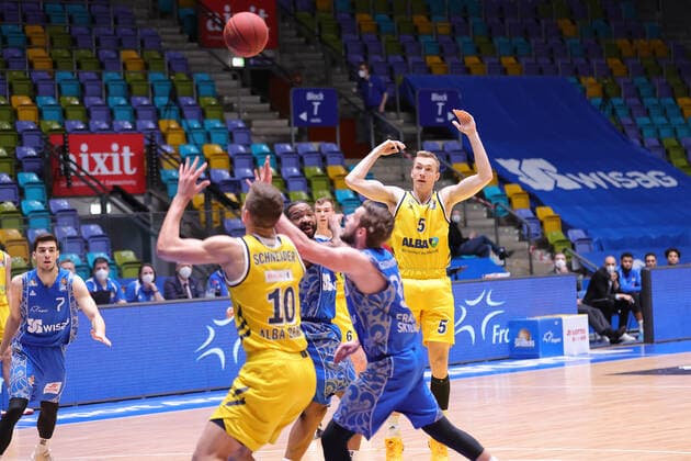 Fraport Skyliners Alba Berlin, easyCredit BBL Niels Giffey Alba Berlin, 5 passes to Tim Schneider Alba Berlin, 10 , pastQuantez Robertson Fraport Skyliners, 23 Basketball match of the easyCredit BBL between the Fraport Skyliners and Alba Berlin on 21 March 2021 at the Fraport Arena in Frankfurt am Main , Frankfurt am Main Hesse Germany Fraport Arena