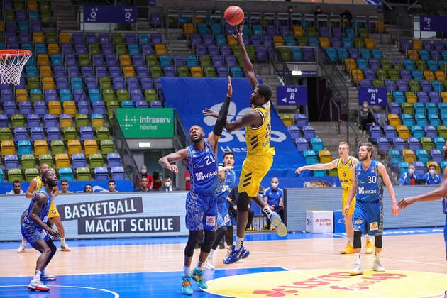 Fraport Skyliners Alba Berlin, easyCredit BBL Christ Koumadje Alba Berlin, 21 scores from long range against Kamari Murphy Fraport Skyliners, 21 Basketball match of the easyCredit BBL between Fraport Skyliners and Alba Berlin on 21 March 2021 at Fraport Arena in Frankfurt am Main , Frankfurt am Main Hesse Germany Fraport Arena
