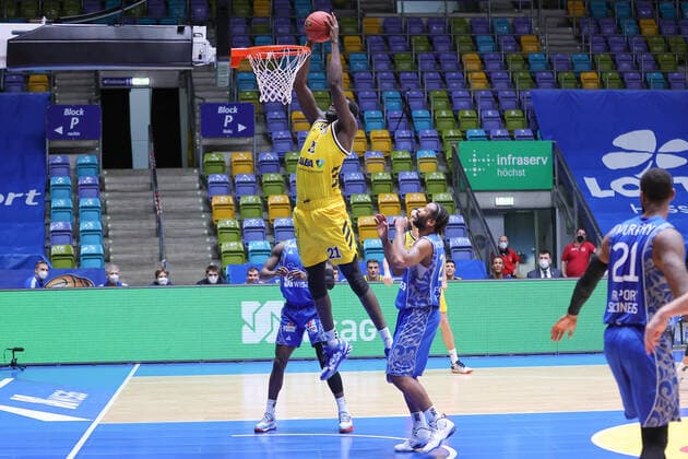 Fraport Skyliners Alba Berlin, easyCredit BBL Dunking by Christ Koumadje Alba Berlin, 21 , unopposed by Quantez Robertson Fraport Skyliners, 23 Basketball match of the easyCredit BBL between the Fraport Skyliners and Alba Berlin on 21 March 2021 at the Fraport Arena in Frankfurt am Main , Frankfurt am Main Hesse Germany Fraport Arena