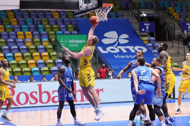 Fraport Skyliners Alba Berlin, easyCredit BBL basket by Luke Sikma Alba Berlin, 43 against Matt Mobley Fraport Skyliners, 1 easyCredit BBL basketball match between Fraport Skyliners and Alba Berlin on 21 March 2021 at Fraport Arena in Frankfurt am Main , Frankfurt am Main Hesse Germany Fraport Arena