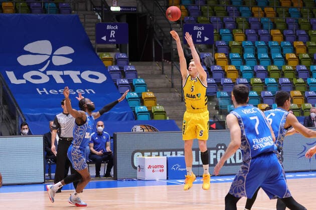 Fraport Skyliners Alba Berlin, easyCredit BBL Niels Giffey Alba Berlin, 5 throws from distance, left Matt Mobley Fraport Skyliners, 1 Basketball match of the easyCredit BBL between the Fraport Skyliners and Alba Berlin on 21 March 2021 at the Fraport Arena in Frankfurt am Main , Frankfurt am Main Hesse Germany Fraport Arena