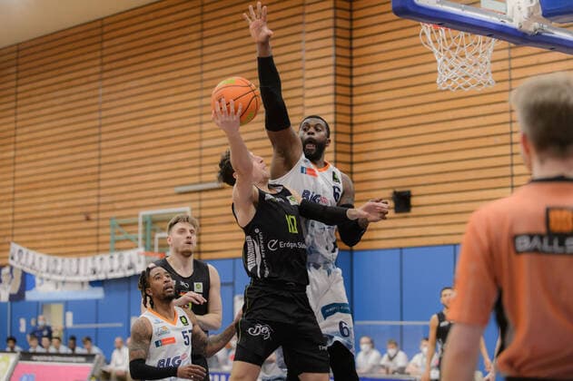 Jack PAGENKOPF 10 Ehingen Urspring is blocked by Will DANIELS 6 Eisbaeren Bremerhaven Eisbären Bremerhaven vs Team Ehingen Urspring, Basketball, 2 Bundesliga ProA, 21 03 2021, 27 Spieltag, Saison 2020 2021, Bremerhaven, Training Center Amerikaring Copyright xErikxHillmer EIBNERx EP ehr Eisbären Bremerhaven vs Team Ehingen Urspring, Basketball, 2 Bundesliga ProA, 21 03 2021, 27 Spieltag, Saison 2020 2021 Bremerhaven. Copyright: xErikxHillmer EIBNERx EP_ehr