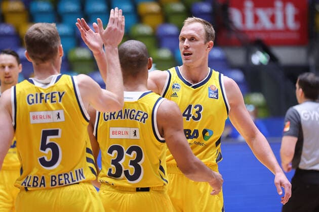 Fraport Skyliners Alba Berlin, easyCredit BBL Luke Sikma Alba Berlin, 43 claps with Niels Giffey Alba Berlin, 5 and Jayson Granger Alba Berlin, 33 from Basketball match of the easyCredit BBL between the Fraport Skyliners and Alba Berlin on 21 March 2021 at the Fraport Arena in Frankfurt am Main , Frankfurt am Main Hesse Germany Fraport Arena