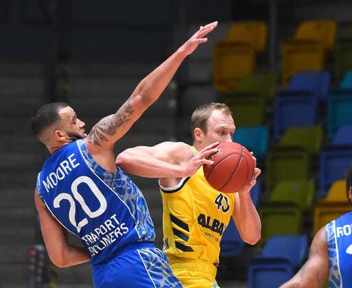 21 03 2021, xhbx, Basketball BBL Bundesliga, Frankfurt Skyliners Alba Berlin emspor, v l Rasheed Moore Fraport Skyliners Frankfurt , Luke Sikma Alba Berlin DFL DFB REGULATIONS PROHIBIT ANY USE OF PHOTOGRAPHS as IMAGE SEQUENCES and or QUASI VIDEO Frankfurt am Main