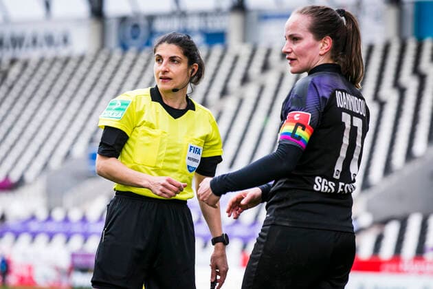 Flyeralarm Frauen Bundesliga, SGS Essen vs SC Sand 21 03 2021, Stadion Essen, Essen, GER, Flyeralarm Frauen Bundesliga, SGS Essen vs SC Sand, pictured referee Referee Riem Hussein with Irini Ioannidou SGS Essen 11 , nordphotox xRauch nph00251