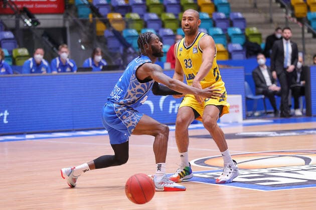 Fraport Skyliners Alba Berlin, easyCredit BBL Jayson Granger Alba Berlin, 33 passes to a teammate, past Matt Mobley Fraport Skyliners, 1 easyCredit BBL basketball match between Fraport Skyliners and Alba Berlin on 21 March 2021 at Fraport Arena in Frankfurt am Main , Frankfurt am Main Hesse Germany Fraport Arena