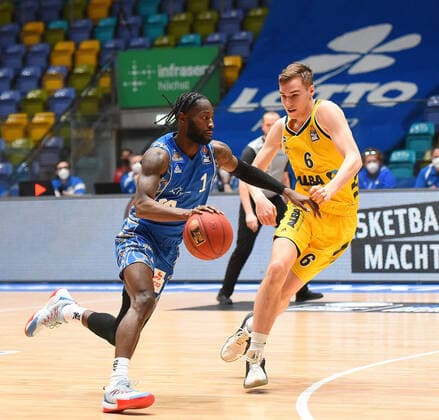 21 03 2021, xhbx, Basketball BBL Bundesliga, Frankfurt Skyliners Alba Berlin emspor, v l MATT MOBLEY FRAPORT SKYLINERS FRANKFURT , MALTE DELOW ALBA BERLIN DFL DFB REGULATIONS PROHIBIT ANY USE OF PHOTOGRAPHS as IMAGE SEQUENCES and or QUASI VIDEO Frankfurt am Main