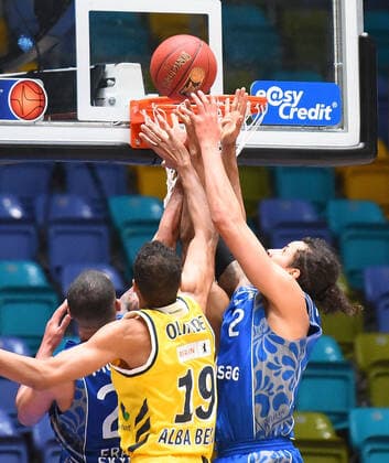 21 03 2021, xhbx, Basketball BBL Bundesliga, Frankfurt Skyliners Alba Berlin emspor, v l Louis Olinde Alba Berlin , Michael Kessens Fraport Skyliners Frankfurt DFL DFB REGULATIONS PROHIBIT ANY USE OF PHOTOGRAPHS as IMAGE SEQUENCES and or QUASI VIDEO Frankfurt am Main